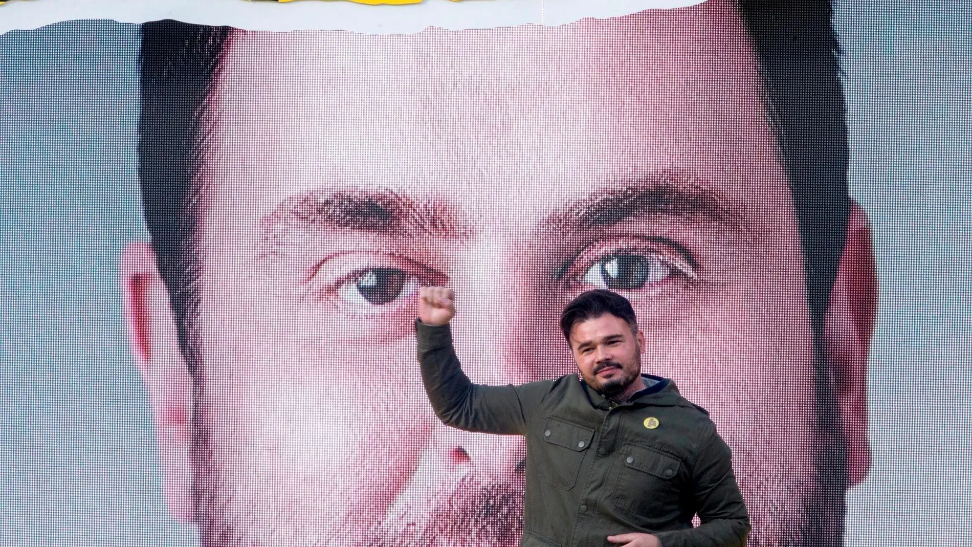 Gabriel Rufián en un acto final de campaña de ERC en Badalona, con la intervenciones de Oriol Junqueras