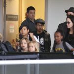 Angelina Jolie y Brad Pitt con sus hijos