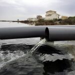 Una tubería rota vierte agua potable con tierra al Mar Menor en San Javier
