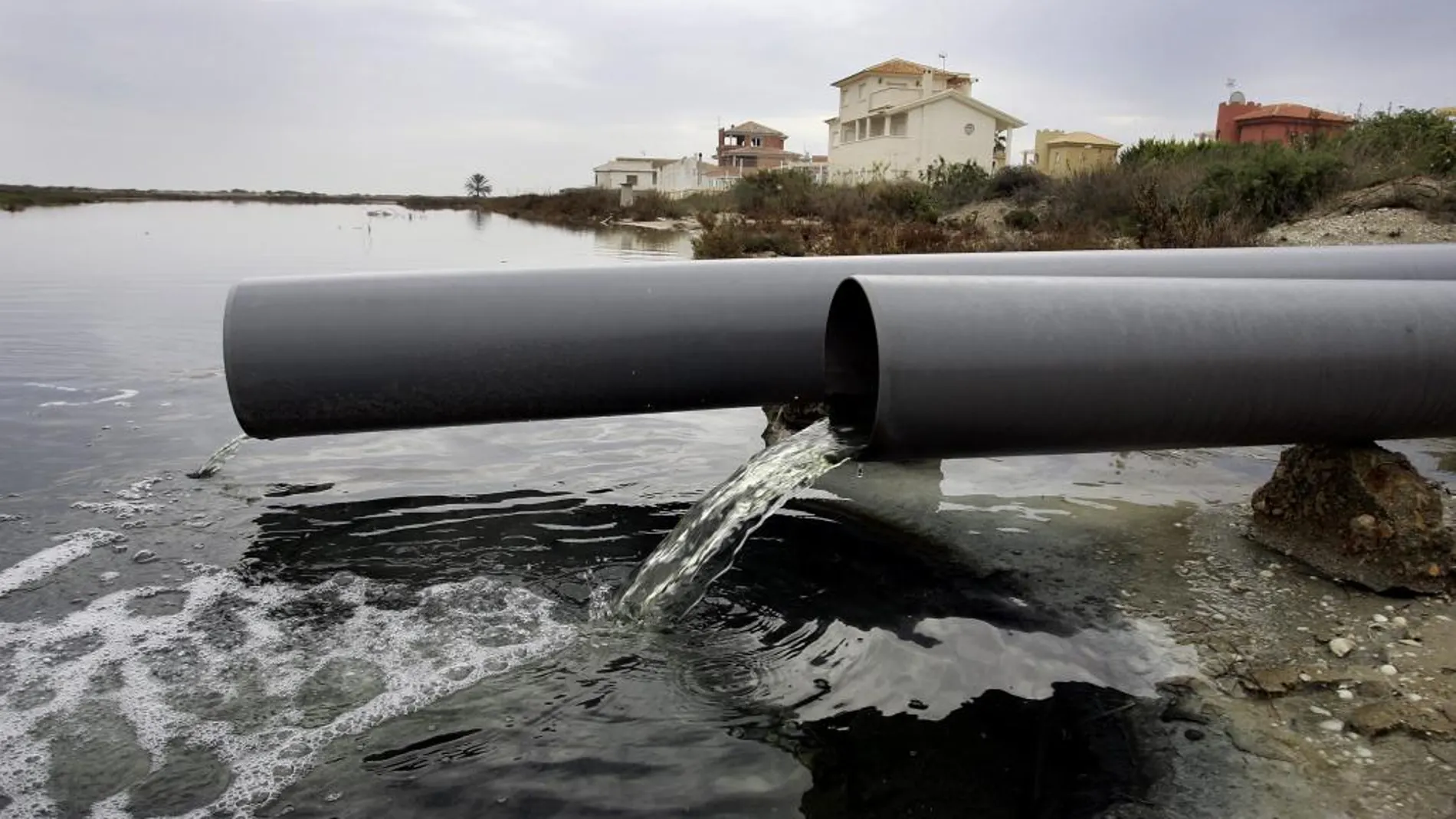 Una tubería rota vierte agua potable con tierra al Mar Menor en San Javier