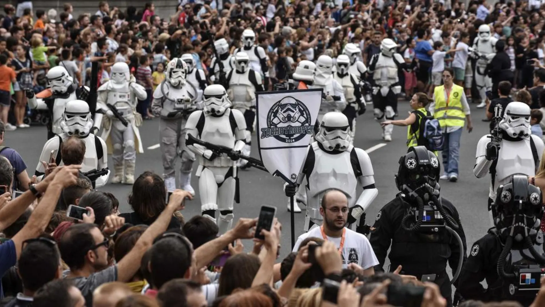 Darth Vader y las tropas imperiales en un momento de su desfile hoy por las calles de Bilbao