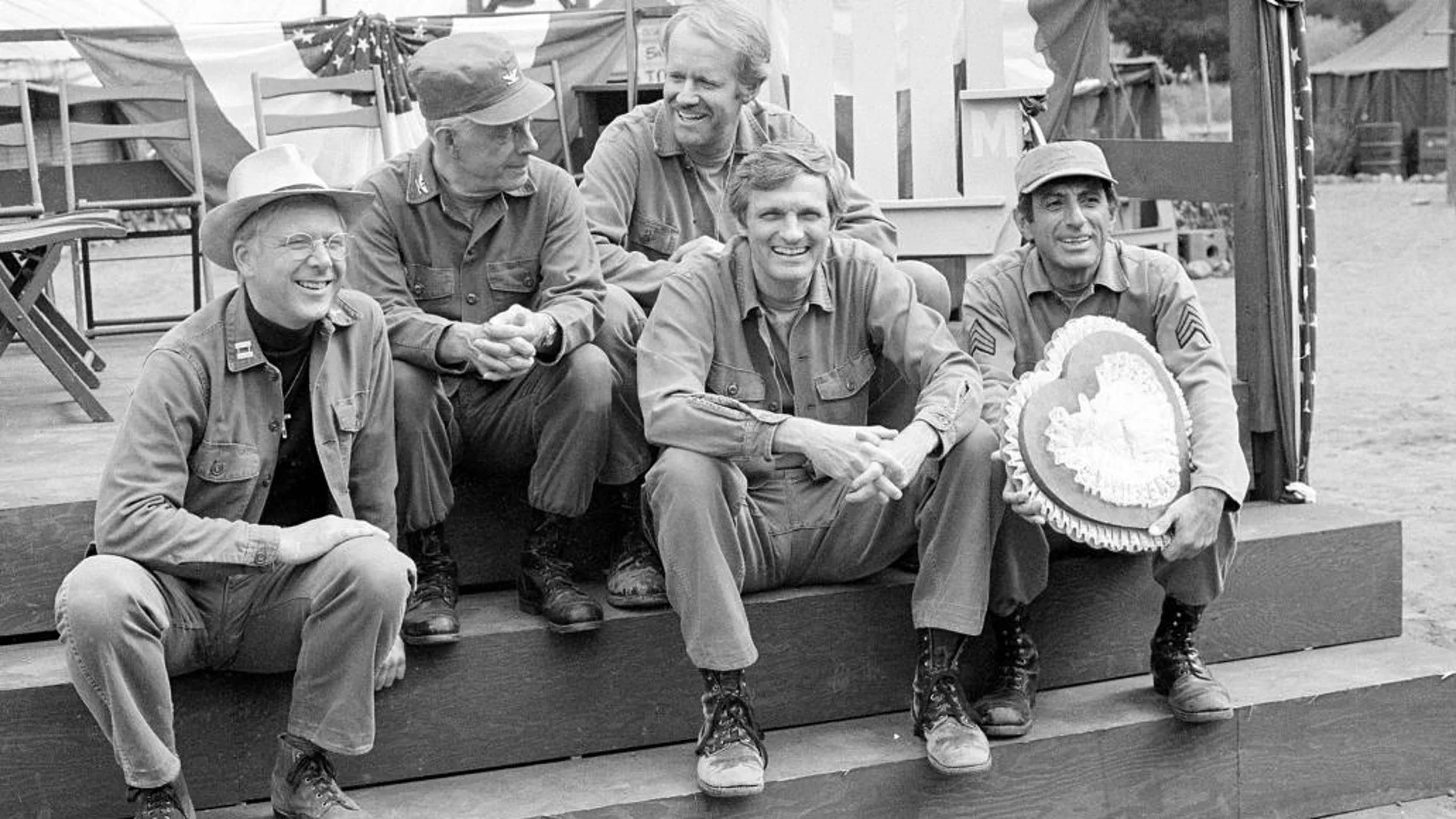 Imagen de archivo del 15 de septiembre de 1982, en la que se ve a los actores principales de MASH, de izquierda a derecha, William Christopher, Harry Morgan, Mike Farrell, Alan Alda, y Jamie Farr