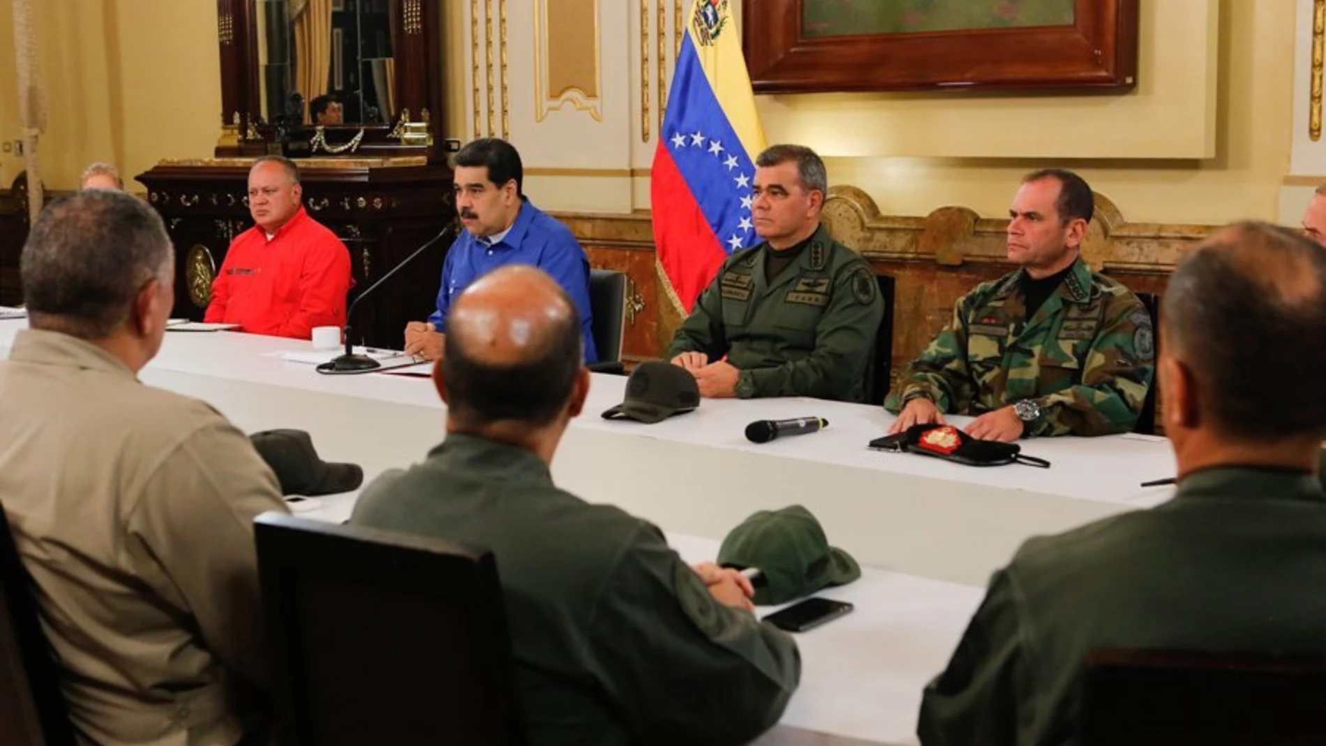 Maduro apareció en Miraflores junto al alto mando militar y el presidente de la ilegítima Constituyente, Diosdado Cabello.