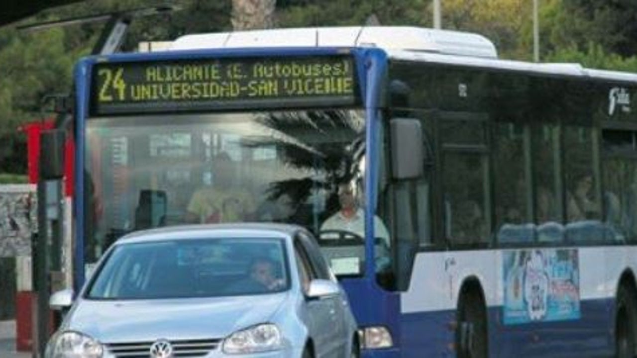 Prohibición de usar un autobús y 16 meses de cárcel por eyacular sobre una pasajera