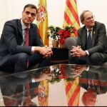 El presidente del Gobierno, Pedro Sánchez, y el de la Generalitat, Quim Torra (d), durante la reunión que mantuvieron el jueves pasado