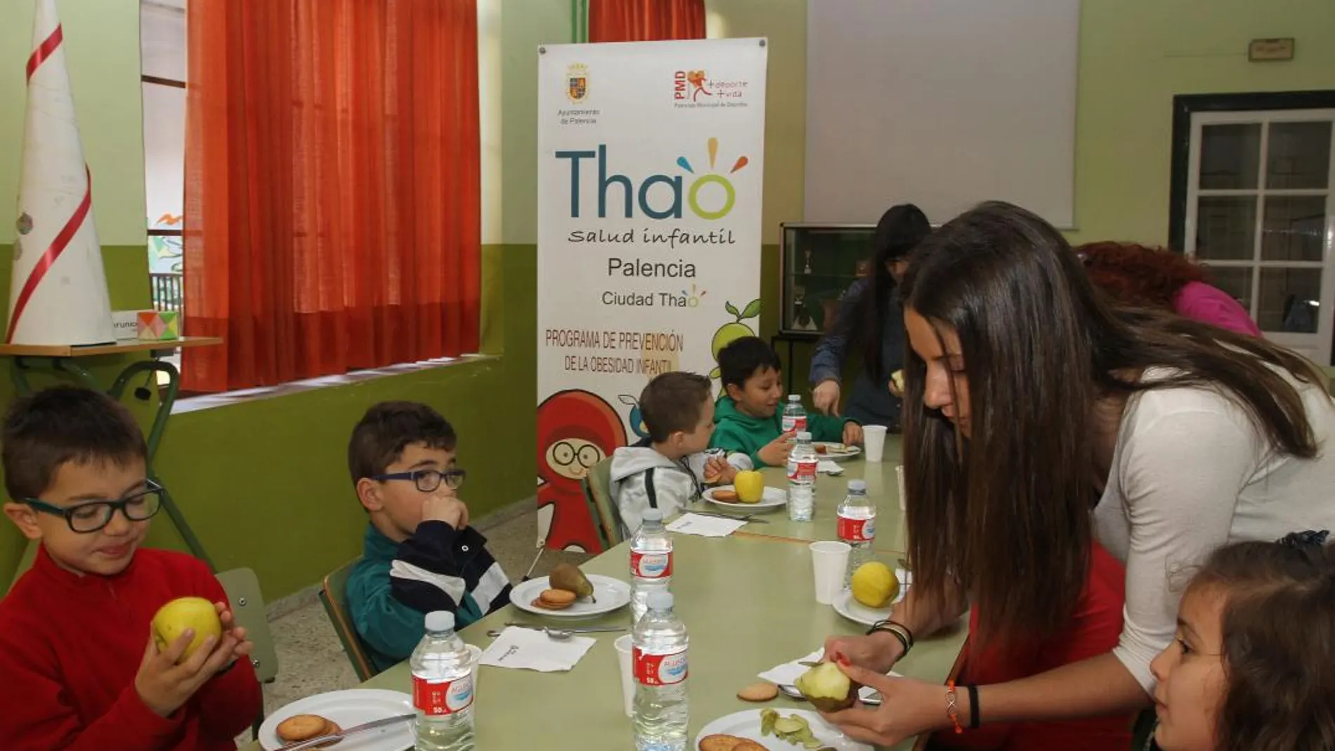 Un grupo de alumnos de un centro educativo de Palencia come fruta en el comedor escolar