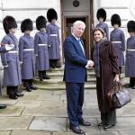 El ministro de Defensa británico, Michael Fallon, recibe ayer en el Foreign Office a María Dolores de Cospedal antes de participar en la cumbre antiyihadista