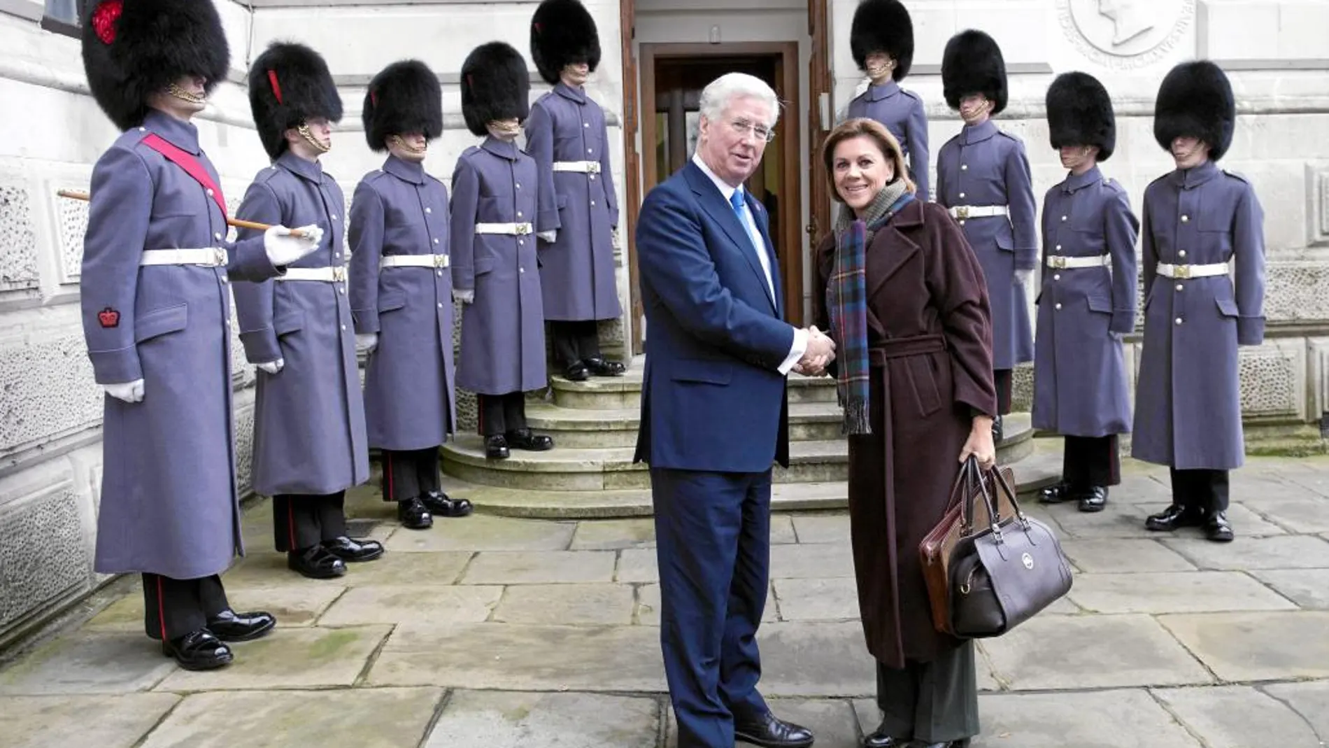 El ministro de Defensa británico, Michael Fallon, recibe ayer en el Foreign Office a María Dolores de Cospedal antes de participar en la cumbre antiyihadista