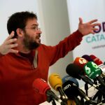 El secretario general de Podem Catalunya, Albano-Dante Fachin, durante la rueda de prensa en la que ha anunciado que dimite de su cargo y que deja de militar en la organización política