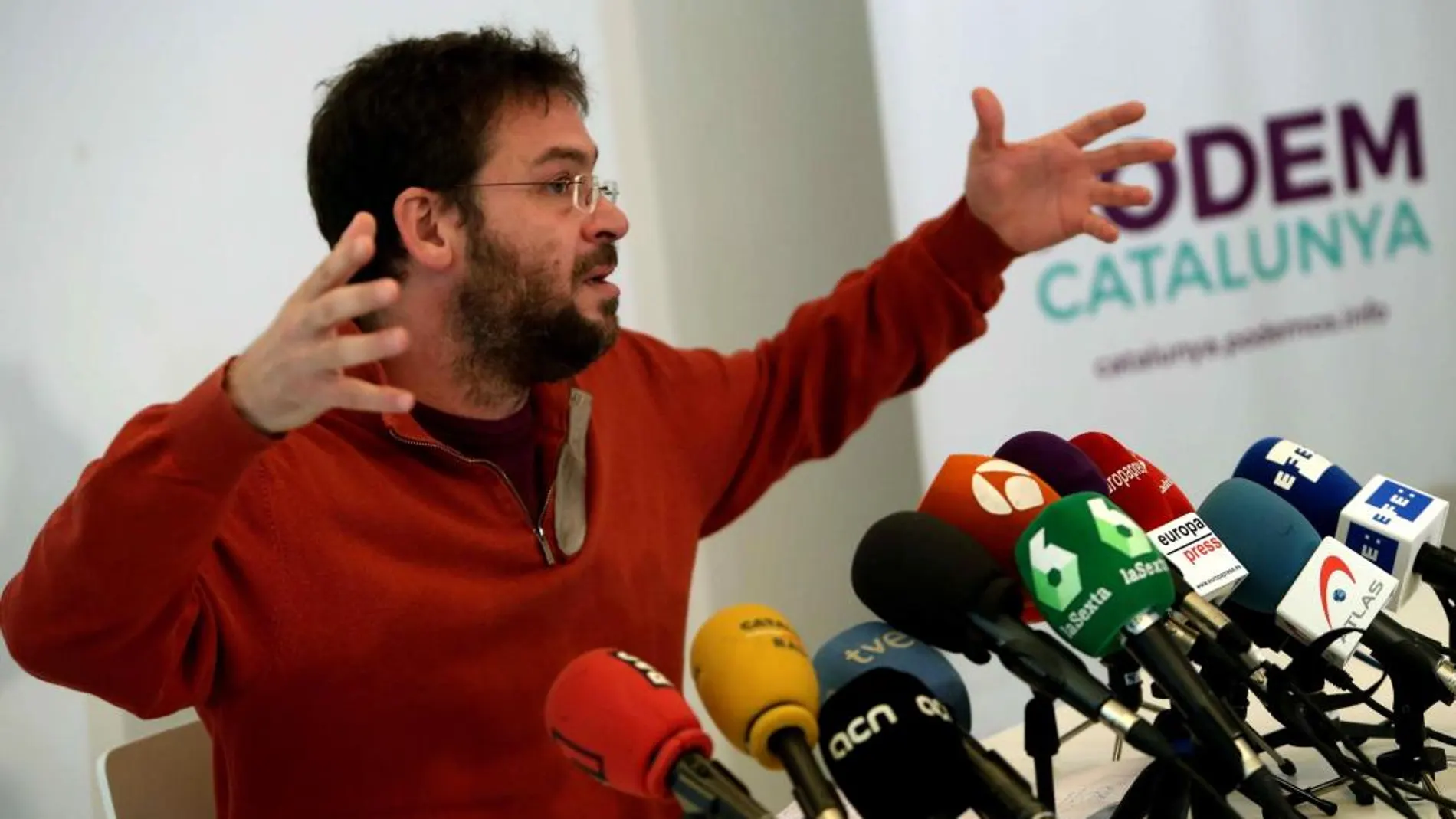 El secretario general de Podem Catalunya, Albano-Dante Fachin, durante la rueda de prensa en la que ha anunciado que dimite de su cargo y que deja de militar en la organización política