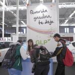 Varios jóvenes rellenan una solicitud para probar un vehículo eléctrico
