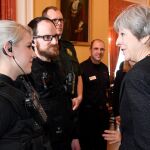 La primera ministra británica Theresa May habla con las primeras personas que atendieron al ex oficial de inteligencia ruso Sergei Skripal y su hija Yulia
