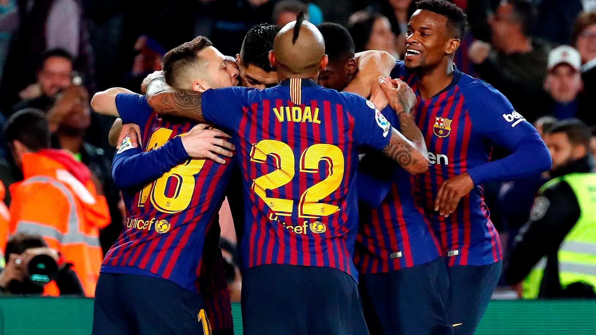 Los jugadores del FC Barcelona celebran el primer gol del equipo blaugrana durante el encuentro correspondiente a la jornada 35 de primera división que disputan frente al Levante