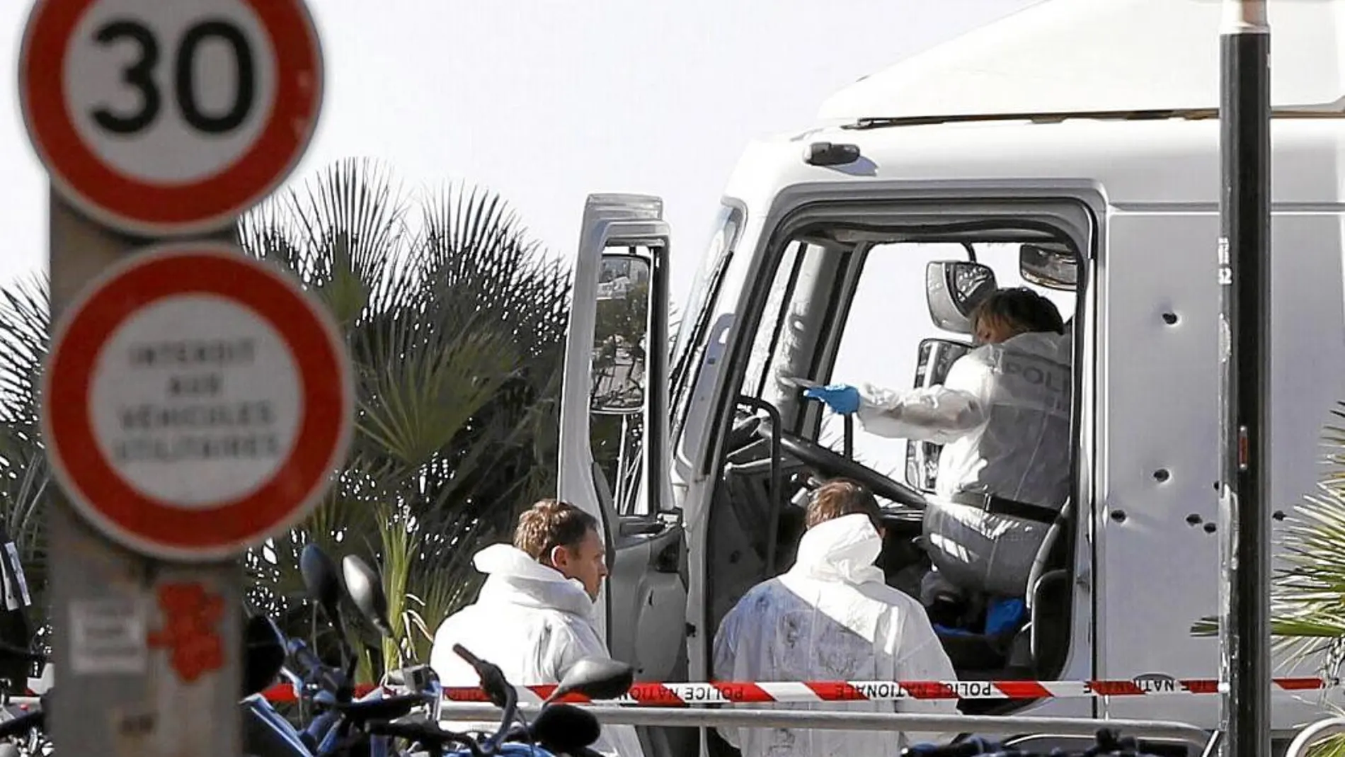 Investigadores de la policía en la cabina del camión que el pasado jueves arrolló a una multitud de personas que se encontraban en la celebración de la Fiesta Nacional francesa
