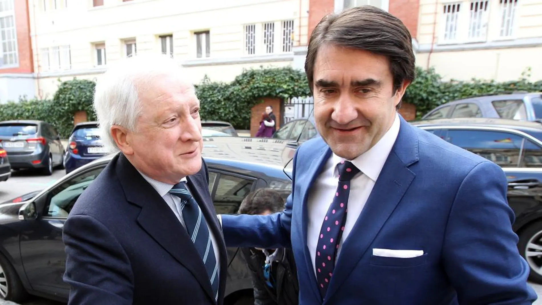 El consejero de Fomento y Medio Ambiente de la Junta, Juan Carlos Suárez-Quiñones saluda al presidente de la Cámara de Comercio de Burgos, Antonio Méndez Pozo, a su llegadaa la Consejería de Transportes , Infraestructuras y Vivienda de la Comunidad de Madrid, para mantener una reunión con los consejeros de Fomento de la Comunidades de Madrid y Castilla la Mancha y con los representantes de la Cámaras de Comercio, Industria y Navegación del Corredor Central Ferroviario.