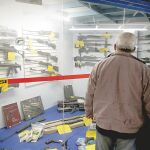 La compra de armas se ha disparado. El fabricante brasileño Taurus, líder mundial en la producción de revólveres, ha subido sus acciones en más de un 200% ante el posible triunfo de Bolsonaro. Ayer, un hombre mira el escaparate de Nilton Gonçalves en Sao Paulo.