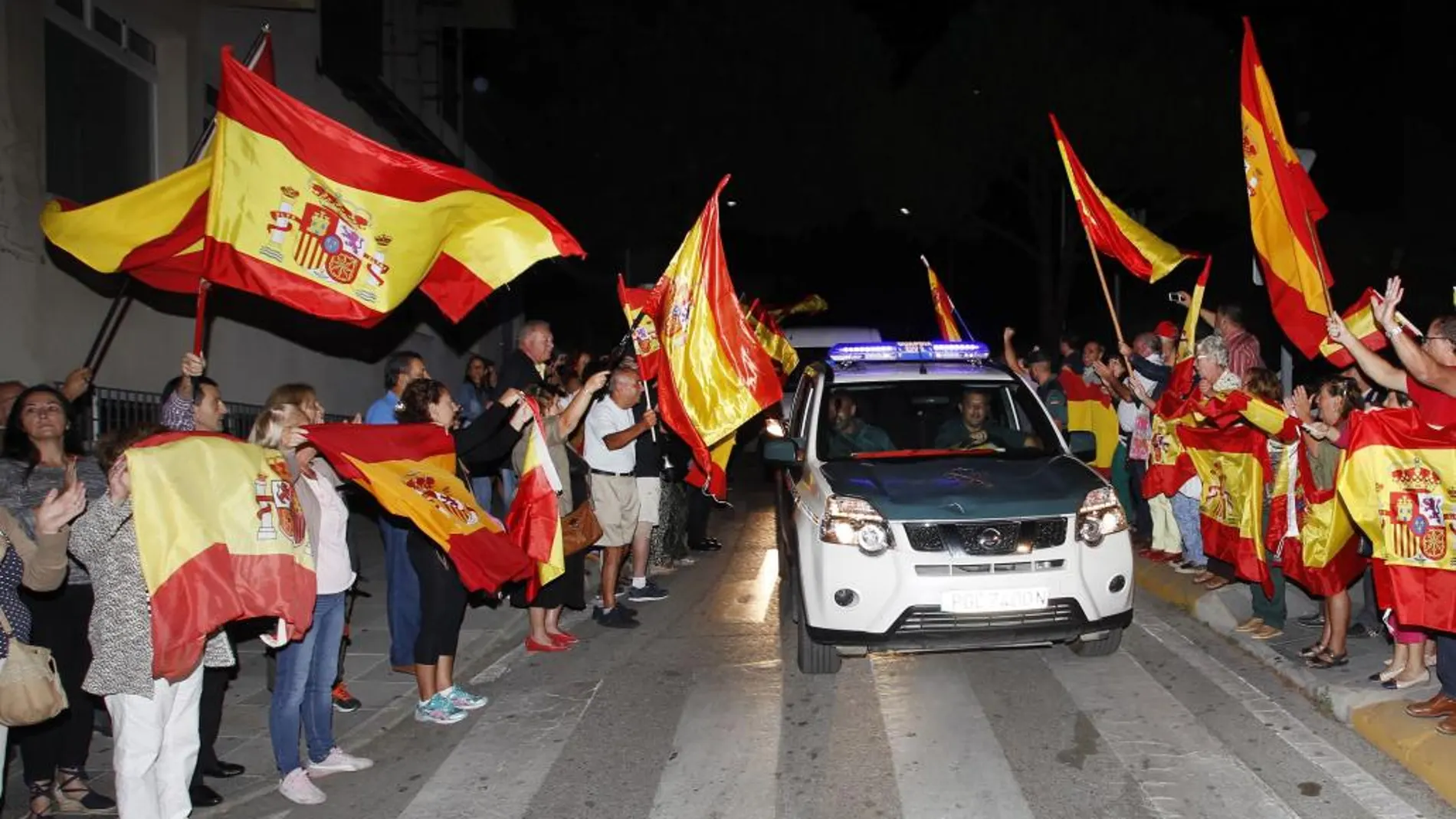 Banderas de España en la despedida de la Guardia Civil en Algeciras