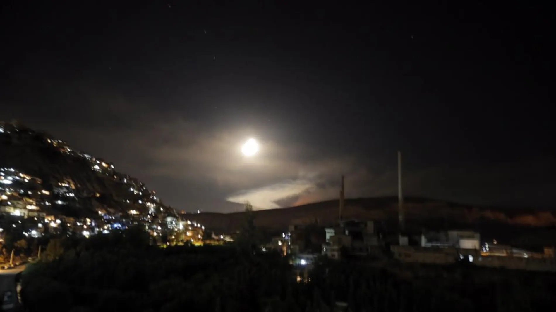 Vista de misiles de defensa aérea sirios hoy, sobre Damasco (Siria) / Efe