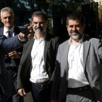 Los presidentes de la Asamblea Nacional Catalana, Jordi Sànchez (d), y de Òmnium Cultural, Jordi Cuixart (2d), a su salida de la Audiencia Nacional/ Efe