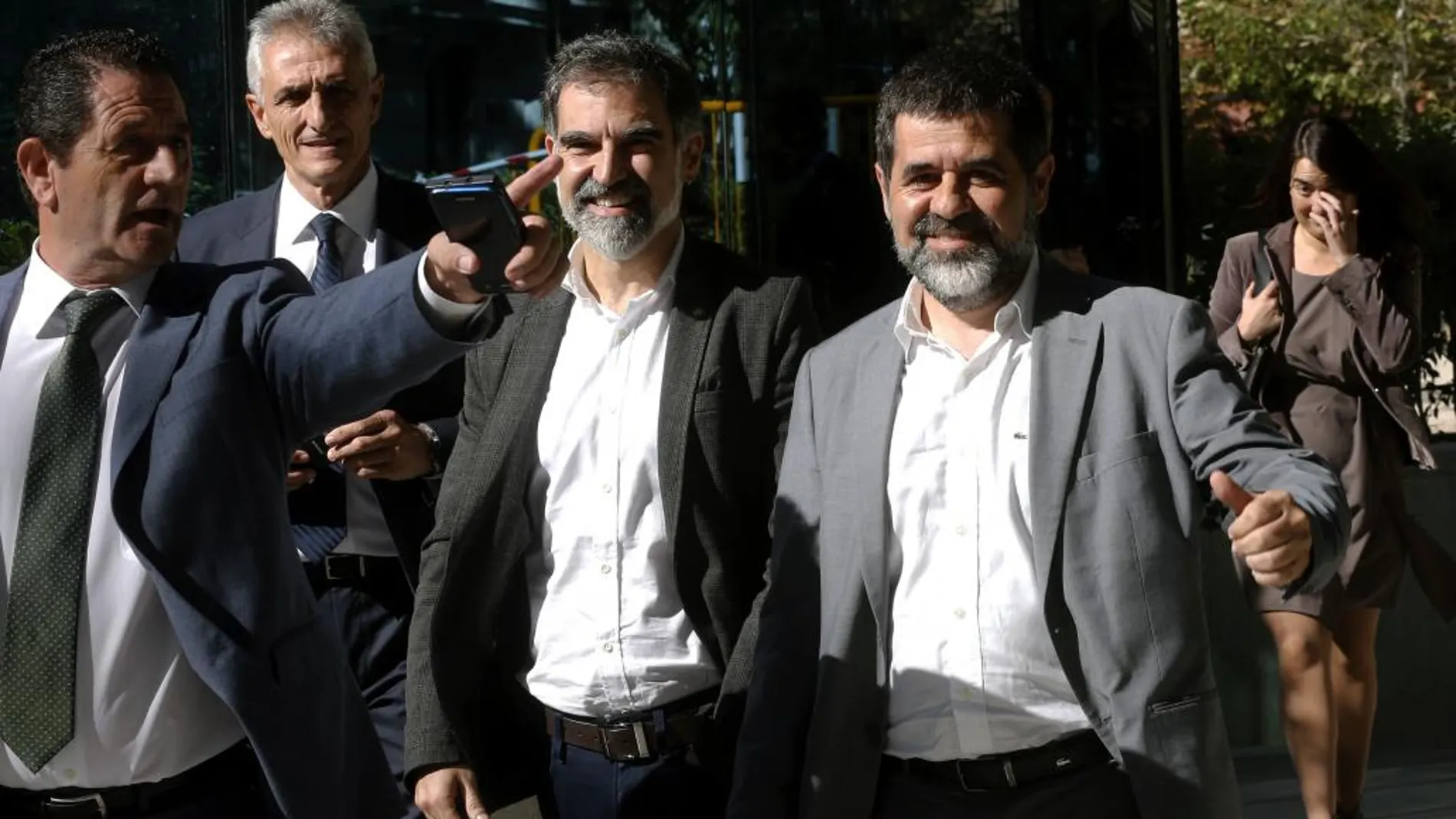 Los presidentes de la Asamblea Nacional Catalana, Jordi Sànchez (d), y de Òmnium Cultural, Jordi Cuixart (2d), a su salida de la Audiencia Nacional/ Efe