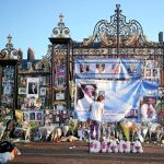 A las puertas de Kensington Palace flores, fotos y pancartas recordaron ayer el día en que Diana murió