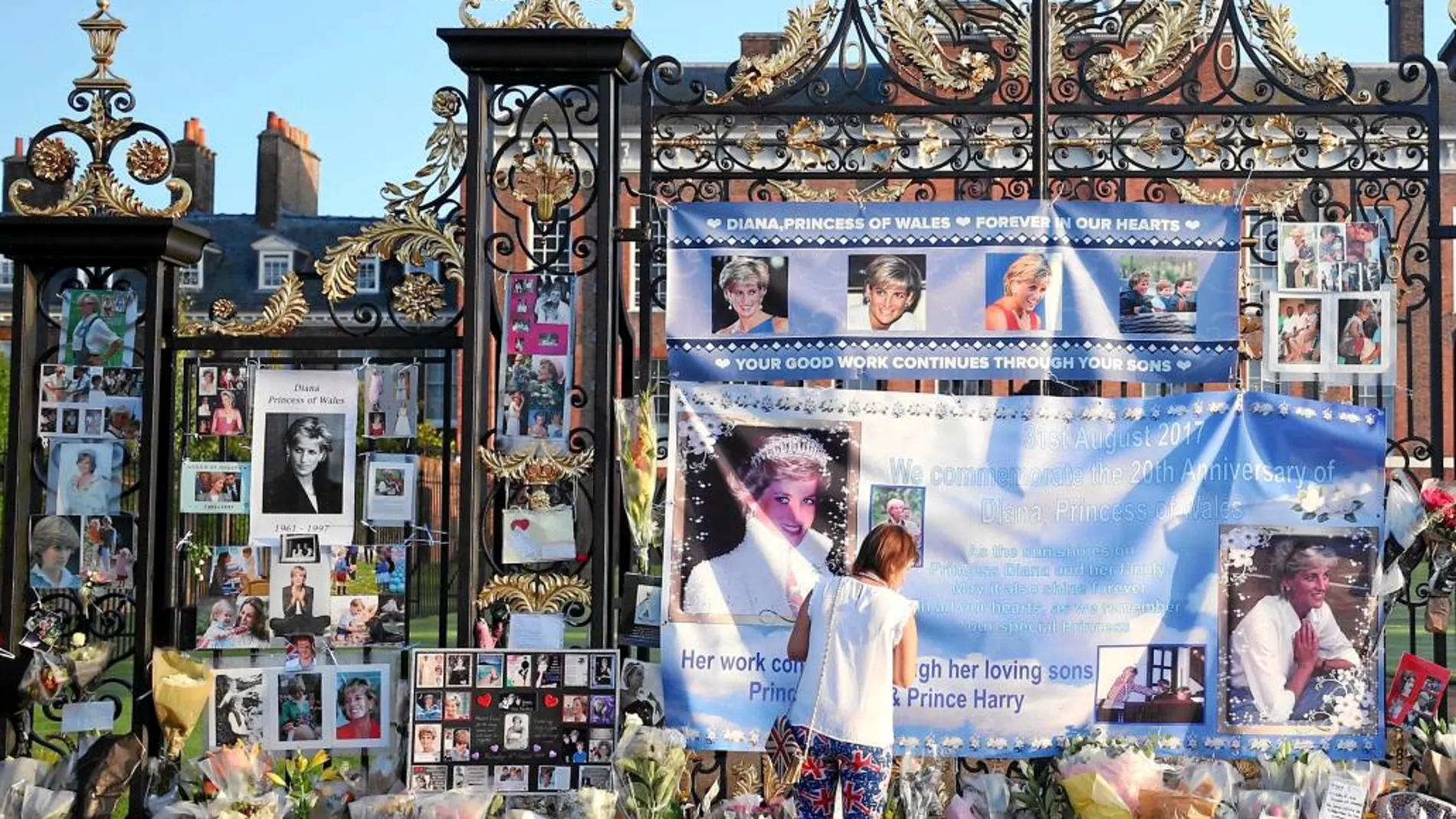 A las puertas de Kensington Palace flores, fotos y pancartas recordaron ayer el día en que Diana murió