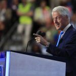 El expresidente estadounidense Bill Clinton habla en el segundo día de la Convención Nacional Demócrata