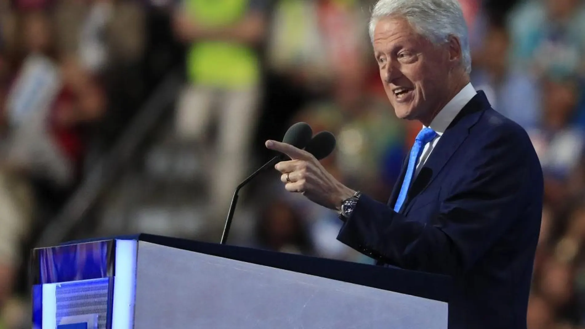 El expresidente estadounidense Bill Clinton habla en el segundo día de la Convención Nacional Demócrata
