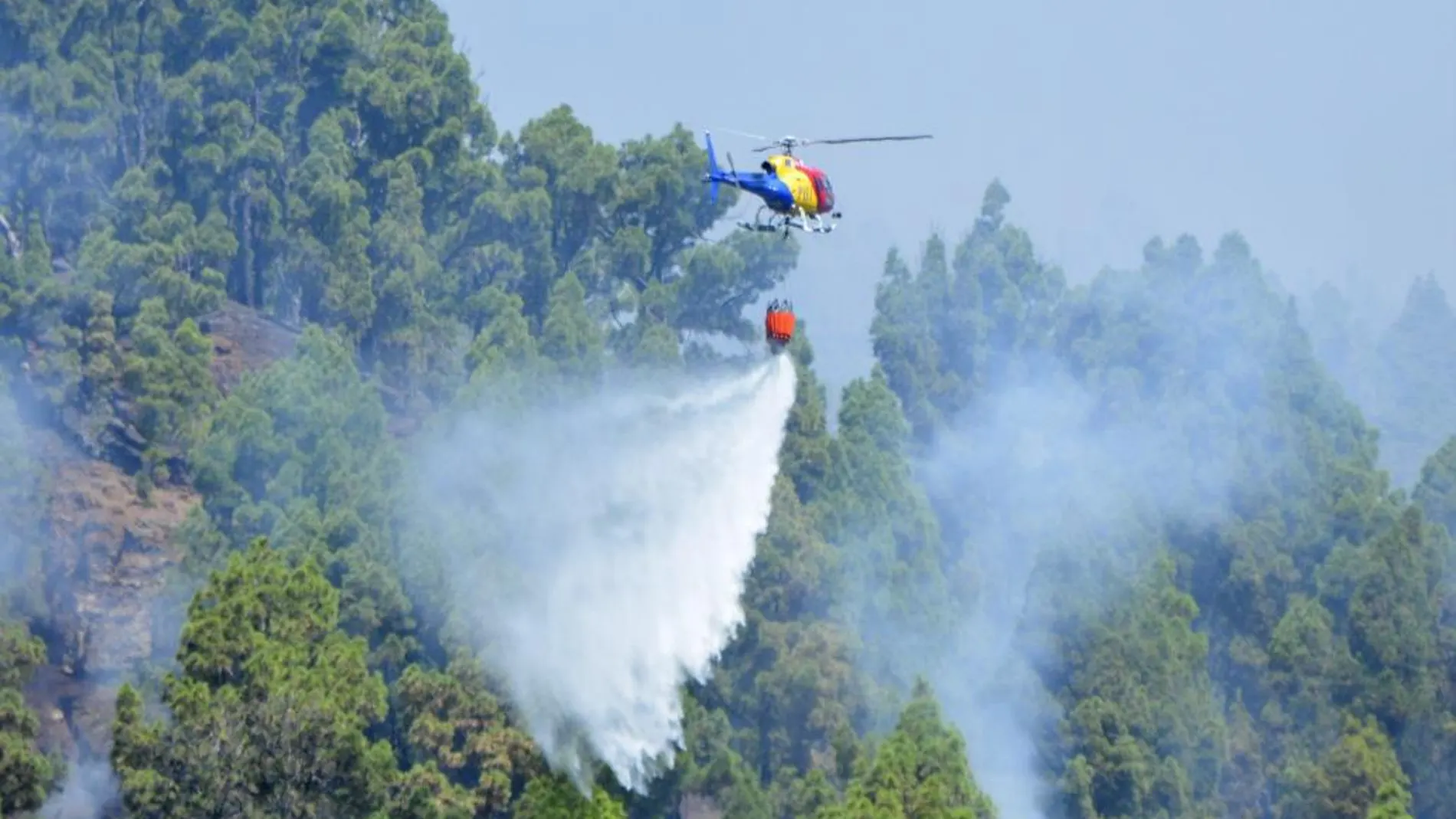 Un helicóptero trabaja en las labores de extinción del incendio en Villa de Mazo, en la isla de La Palma
