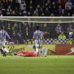 El delantero de la Real Sociedad, Juan Miguel Jiménez 'Juanmi' (i) anota un tanto ante el Real Valladolid
