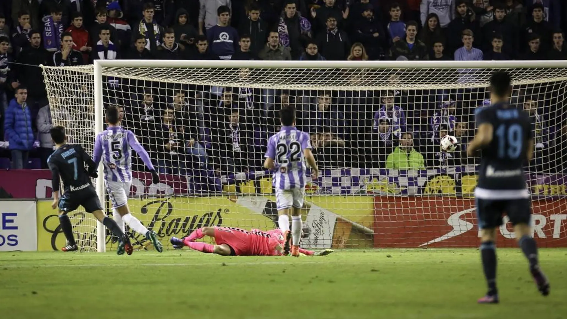 El delantero de la Real Sociedad, Juan Miguel Jiménez 'Juanmi' (i) anota un tanto ante el Real Valladolid