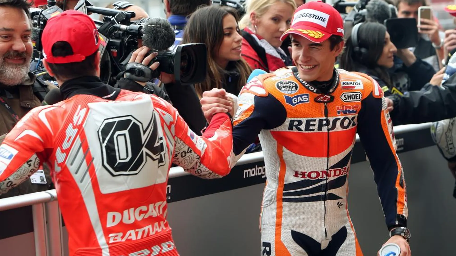 Marc Márquez saluda tras lograr la pole en Le Mans