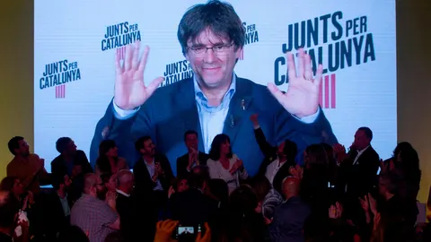 Carles Puigdemont interviene por videoconferencia en un acto electoral. EFE/Quique García