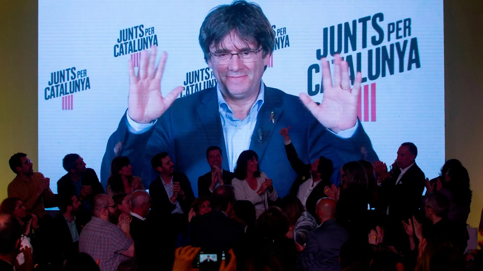 Carles Puigdemont interviene por videoconferencia en un acto electoral. EFE/Quique García