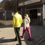 Dos jóvenes, junto a una oficina del Servicio Andaluz de Empleo