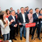 Diego Conesa junto a los candidatos socialistas en un momento de su comparecencia. LA RAZÓN