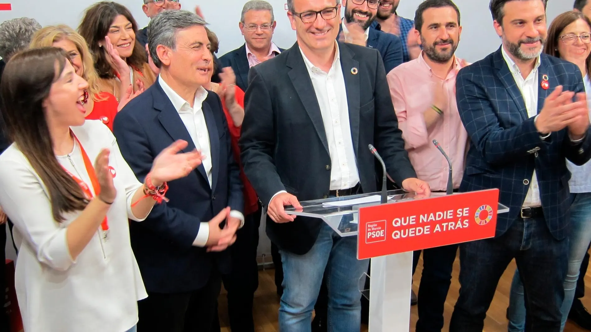 Diego Conesa junto a los candidatos socialistas en un momento de su comparecencia. LA RAZÓN