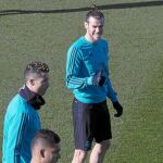 Bale y Cristiano Ronaldo, junto a Casemiro, en el entrenamiento de ayer