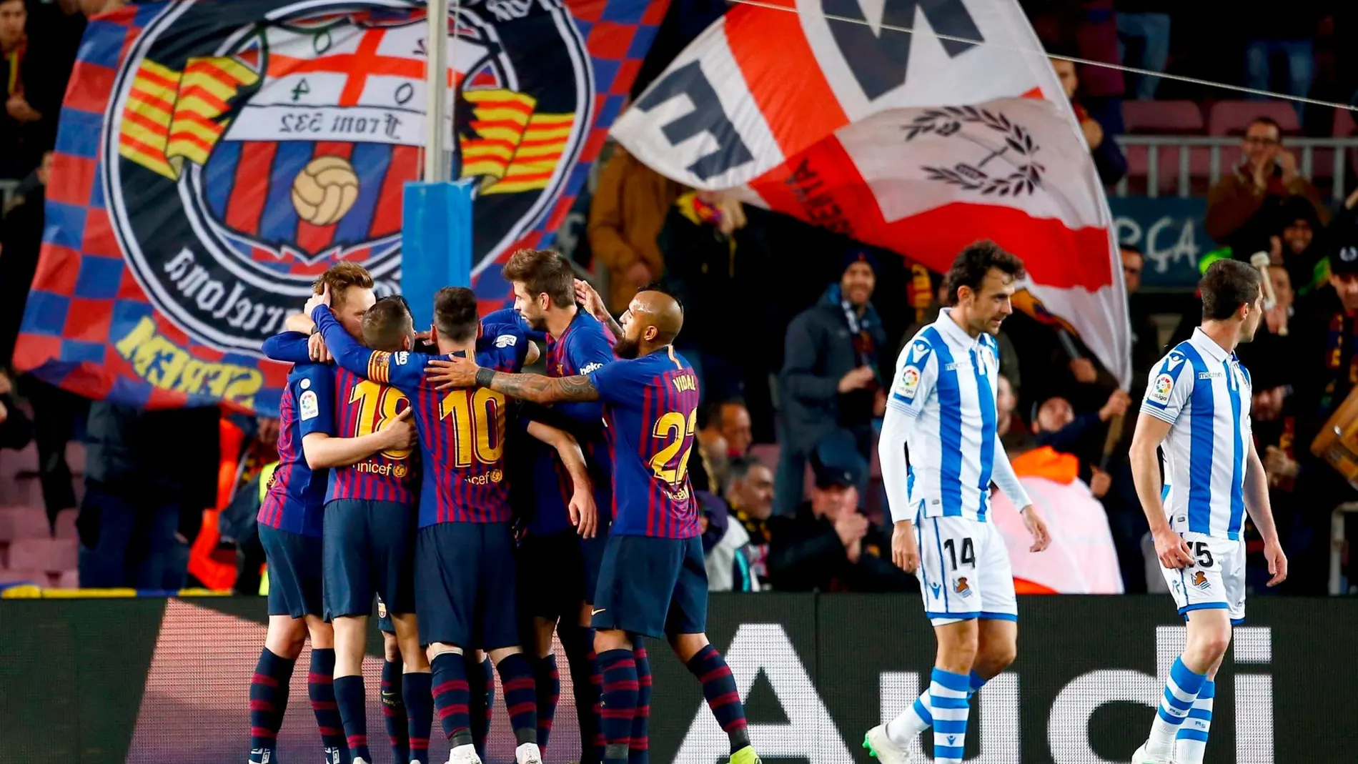 Los jugadores del FC Barcelona celebran tras marcar ante la Real Sociedad / Efe