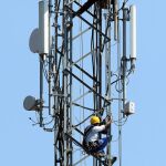 Un operario en una torre de telefonía móvil, en una imagen de archivo / Efe