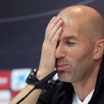 El entrenador del Real Madrid, Zinedine Zidane, durante la rueda de prensa que ha ofrecido hoy tras el entrenamiento del equipo en la Ciudad Deportiva de Valdebebas.