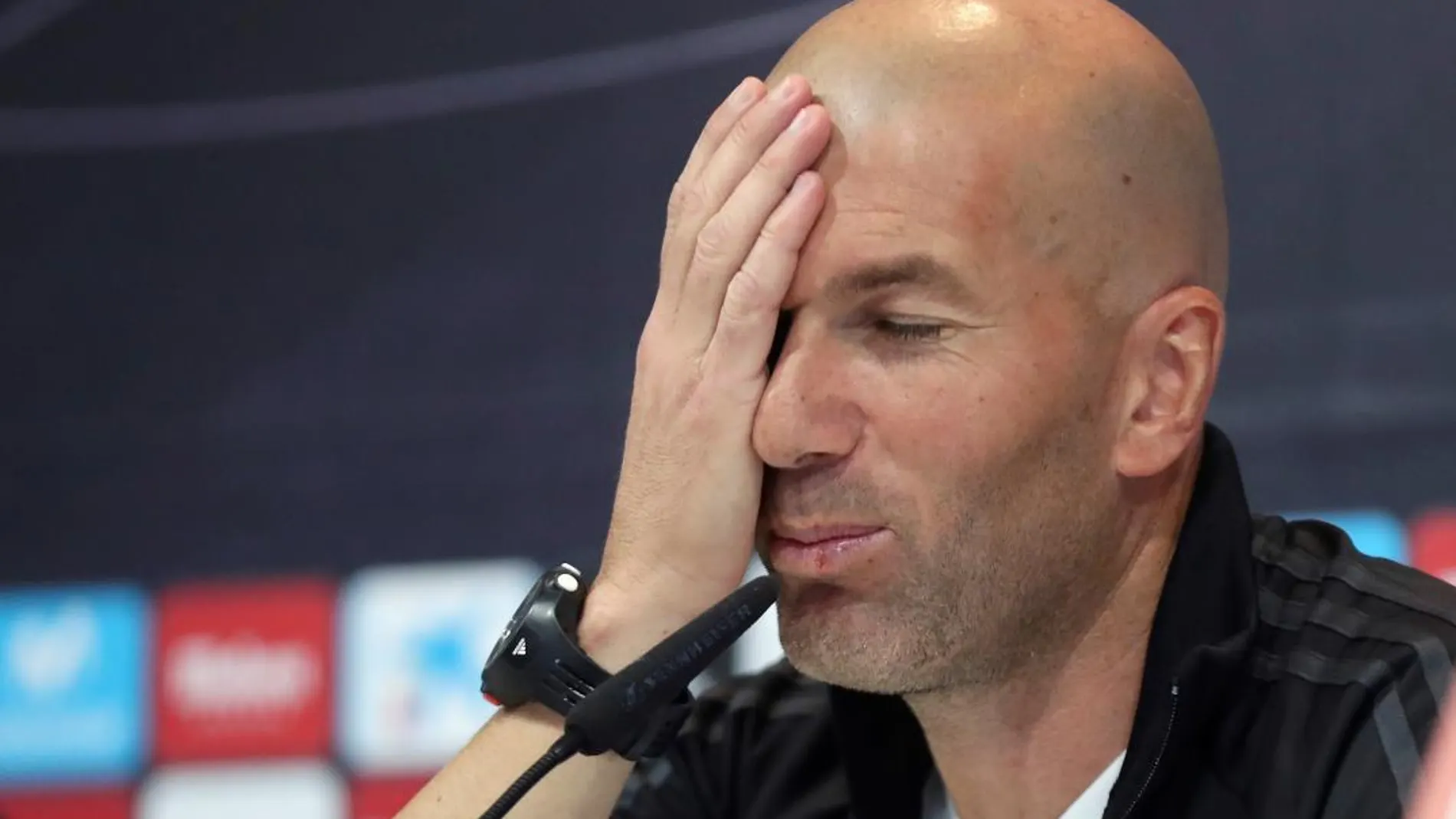 El entrenador del Real Madrid, Zinedine Zidane, durante la rueda de prensa que ha ofrecido hoy tras el entrenamiento del equipo en la Ciudad Deportiva de Valdebebas.