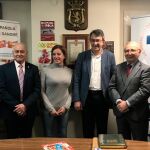 El presidente de la Diputación de León, Juan Martínez Majo, junto a los representantes de la Hermandad de Donantes de León