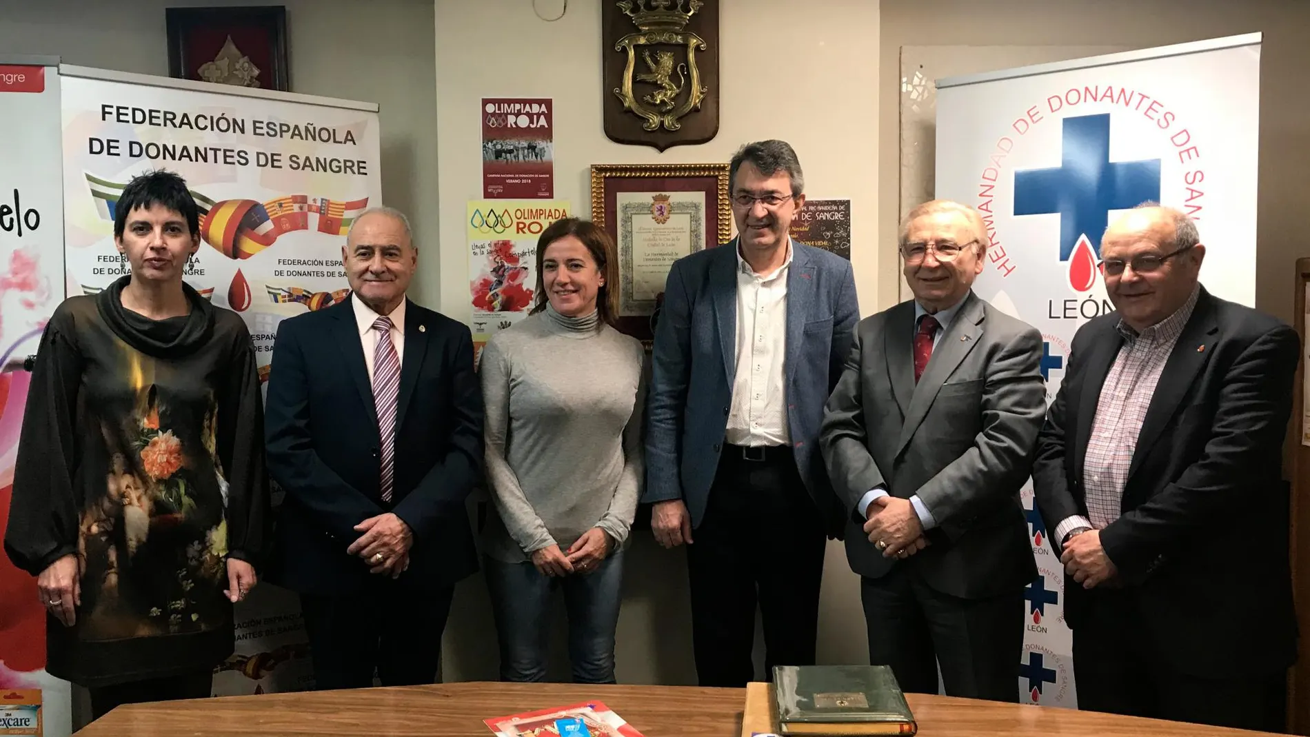 El presidente de la Diputación de León, Juan Martínez Majo, junto a los representantes de la Hermandad de Donantes de León