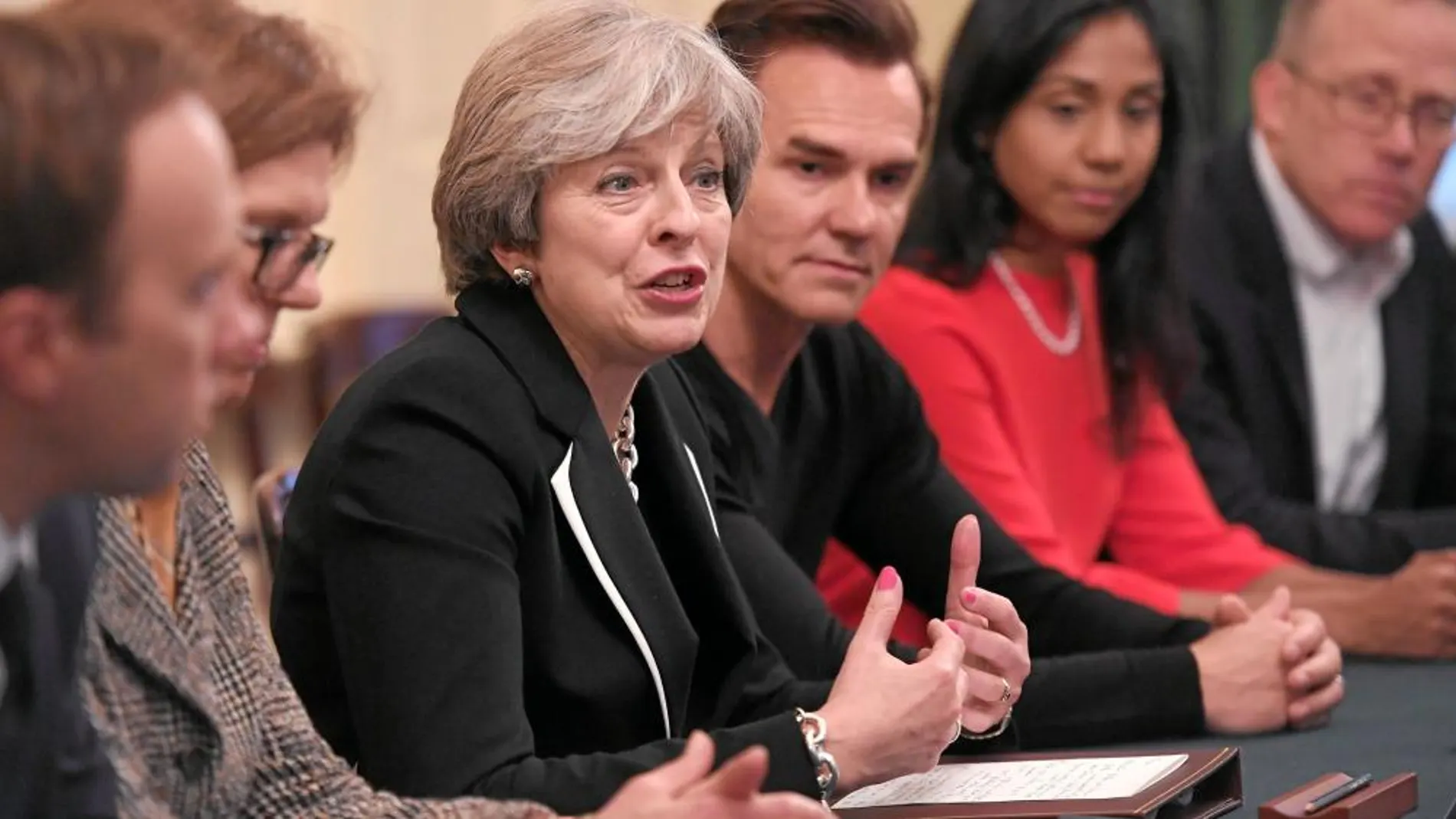 La «premier» Theresa May y el ministro de Finanzas, Philip Hammond, se reunieron ayer en Downing Street con representantes de la industria tecnológica
