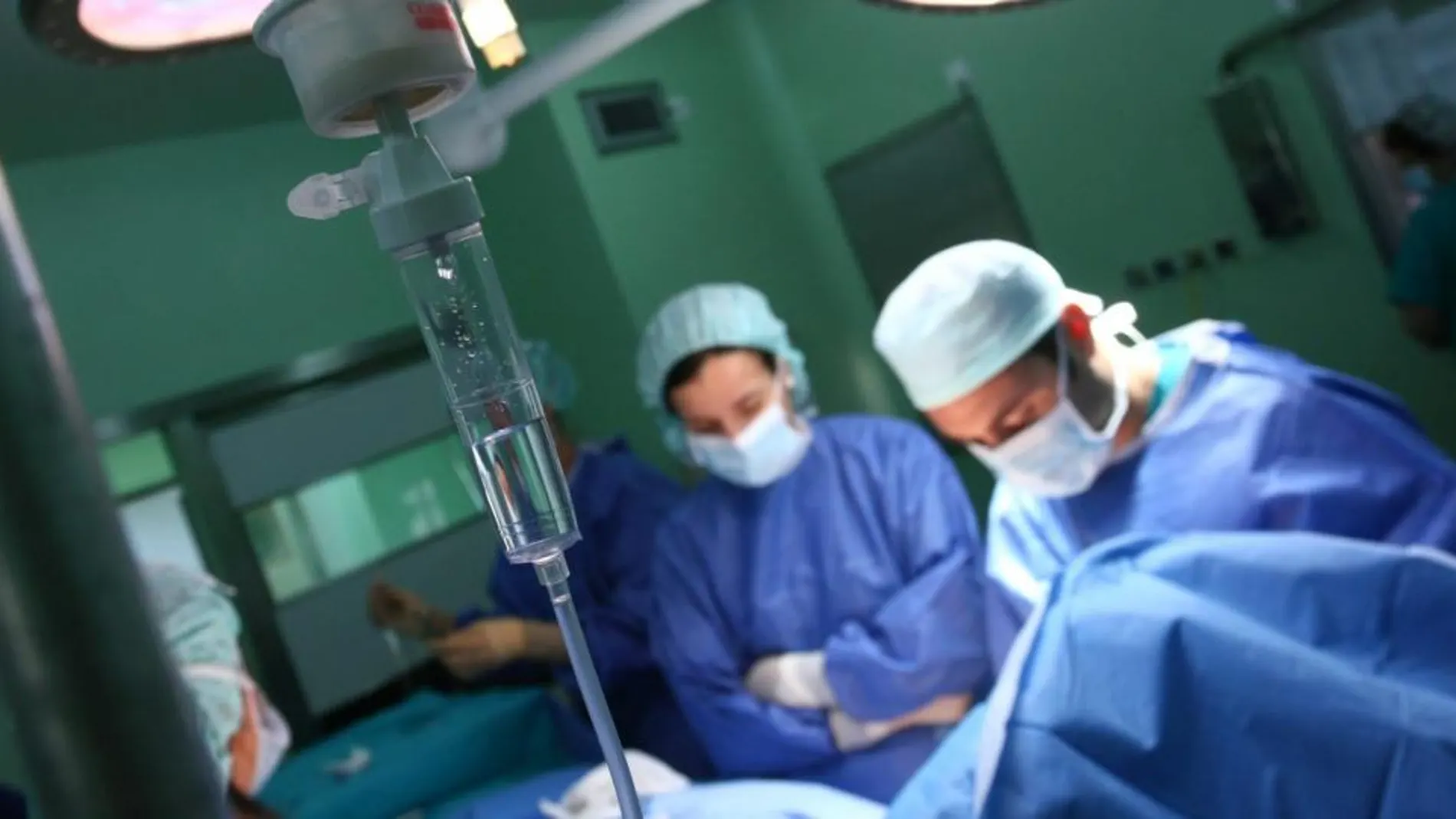 La limpieza de los hospitales de Granada amenaza con paros la próxima semana por la negociación del convenio