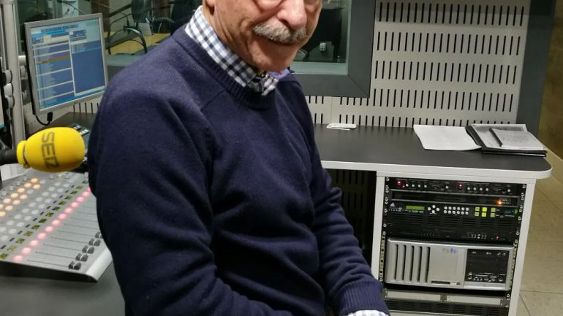 Alfredo Matesanz, en los estudios de Radio Segovia