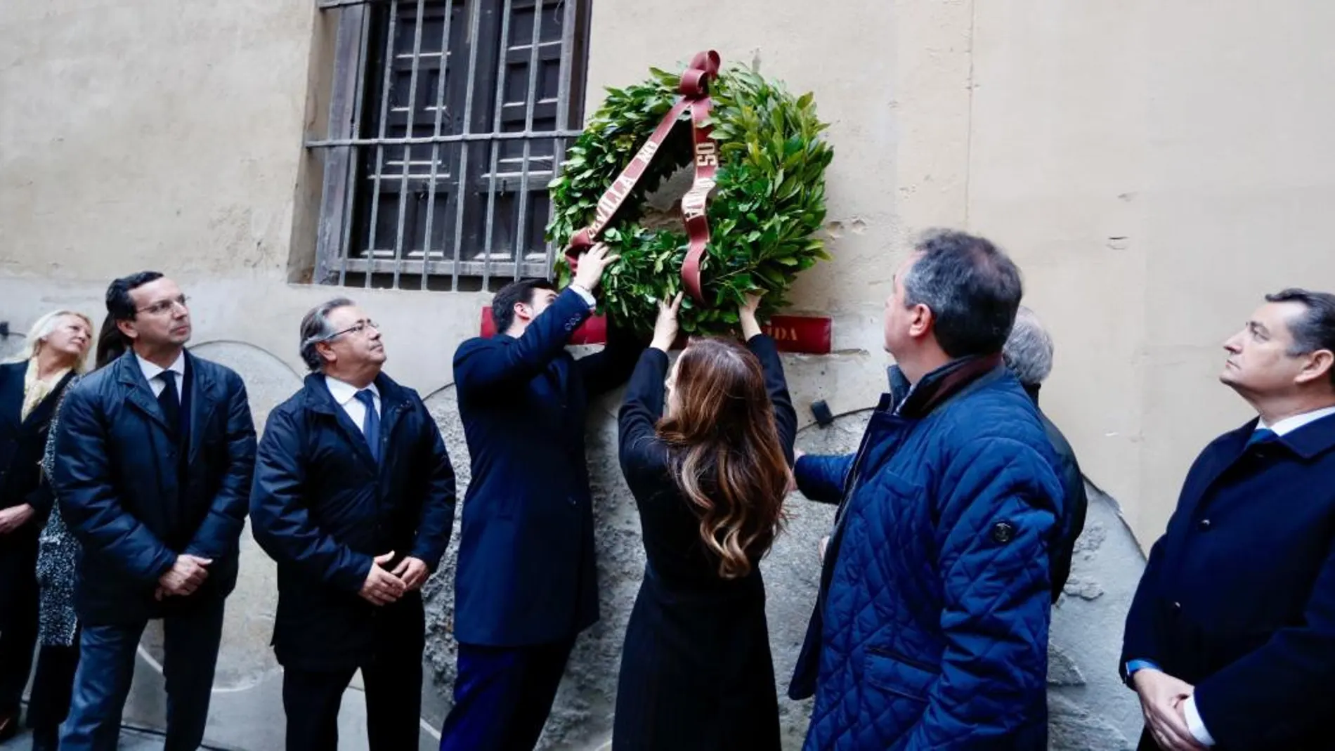 Teresa Jiménez-Becerril coloca una corona de flores en la calle Don Remondo, donde fue asesinado su hermano y su cuñada/Efe