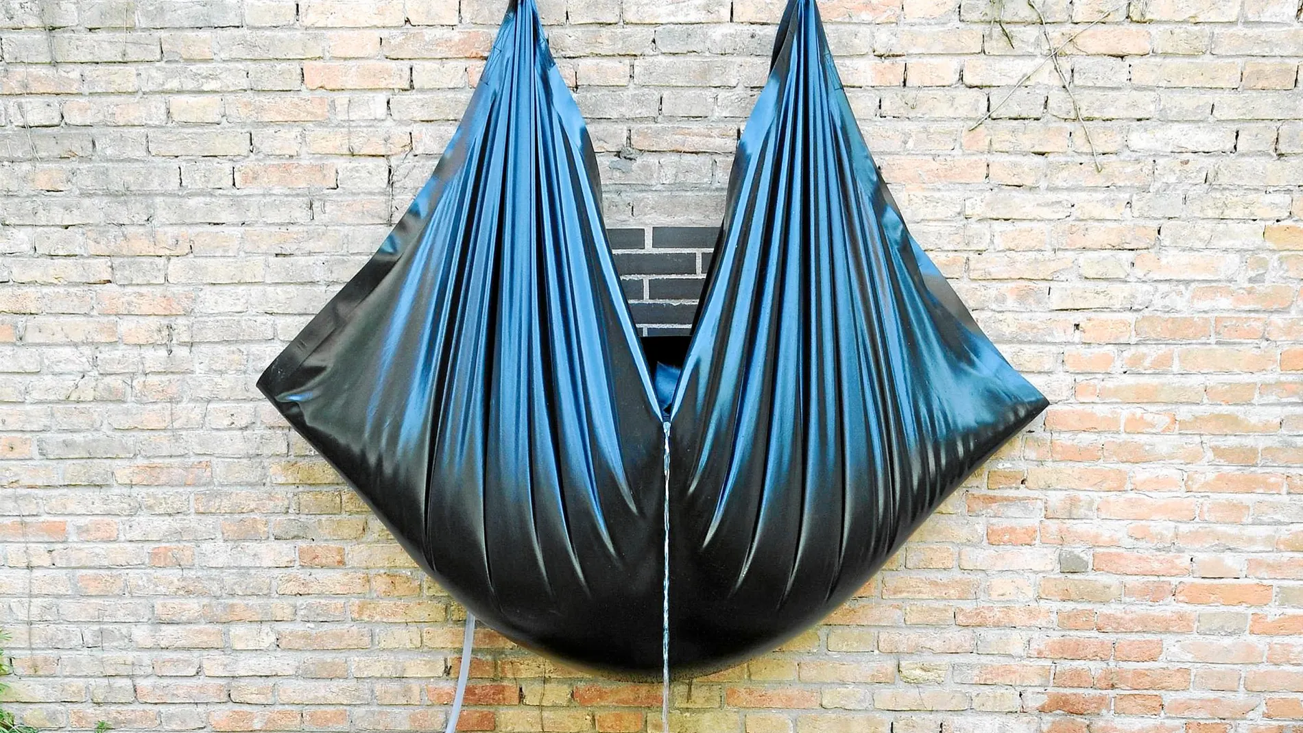 Una de las obras de Sergio Prego instalada ya en el jardín del pabellón español de la Bienal de Venecia. Foto: Claudio Franzini