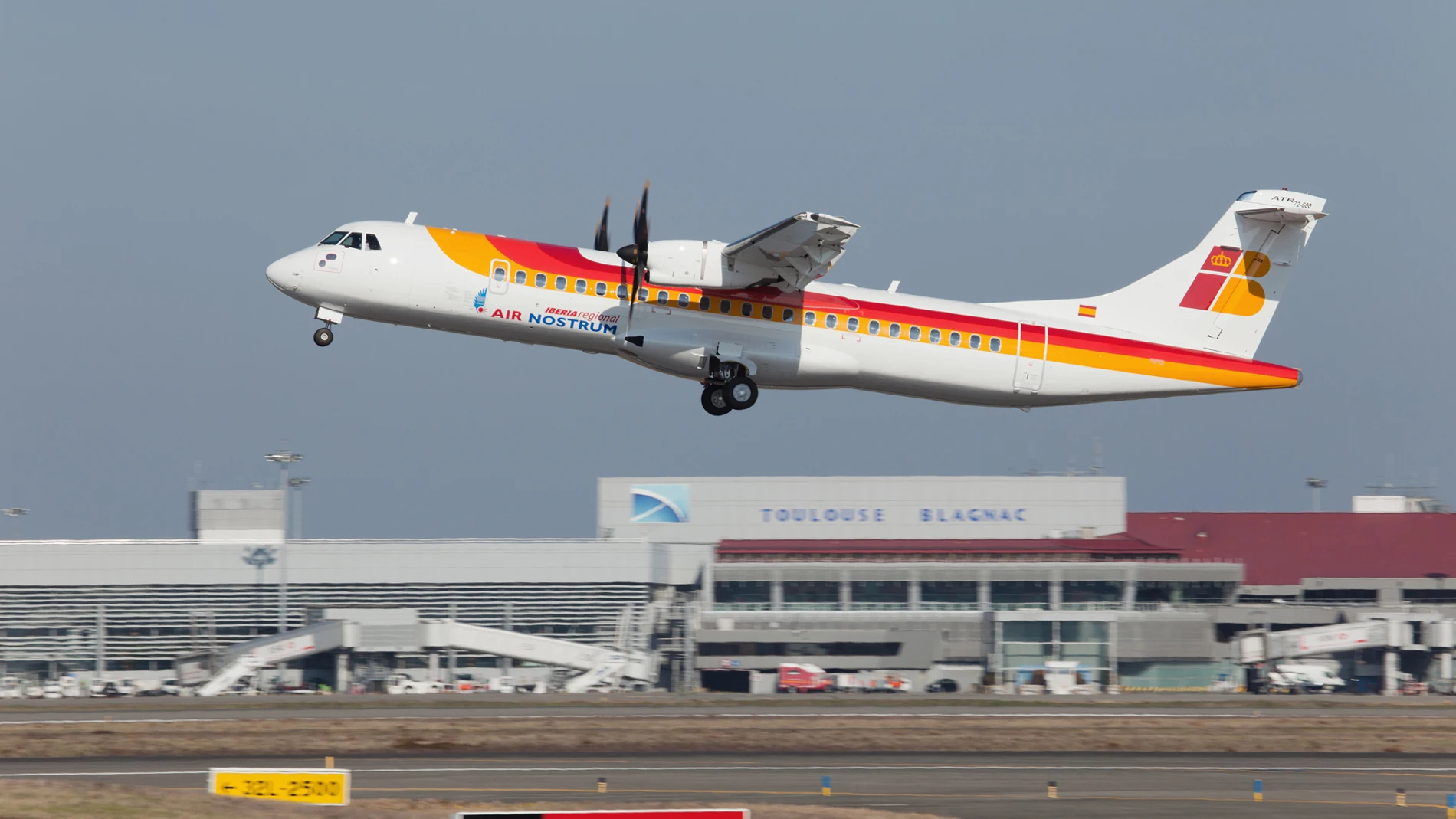 Un avión de Air Nostrum despega del aeropuerto francés de Toulouse
